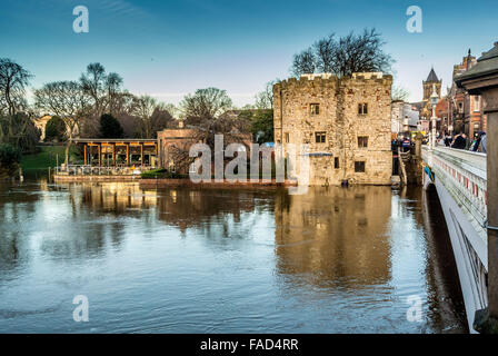 York, Regno Unito. Il 27 dicembre, 2015. Interruzione diffusa continua a York dovute alle inondazioni del fiume Ouse e fiume Foss. Fiume Ouse e Ponte Lendal accanto al Museo Giardini. Foto Fotografia Bailey-Cooper/Alamy Live News Foto Stock