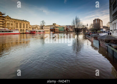 York, Regno Unito. Il 27 dicembre, 2015. Interruzione diffusa continua a York dovute alle inondazioni del fiume Ouse e fiume Foss. Le misure di difesa contro le inondazioni (sulla destra della foto) a fianco del fiume Ouse reggono ma può essere violato il fiume continua a salire. Foto Fotografia Bailey-Cooper/Alamy Live News Foto Stock