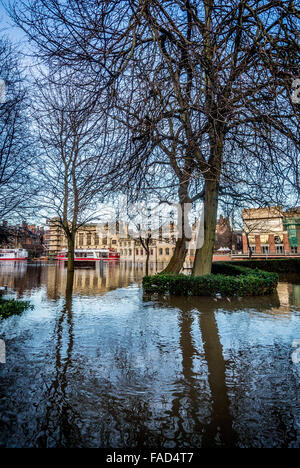 York, Regno Unito. Il 27 dicembre, 2015. Interruzione diffusa continua a York dovute alle inondazioni del fiume Ouse e fiume Foss. Foto Fotografia Bailey-Cooper/Alamy Live News Foto Stock