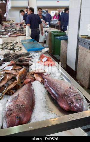 Il pesce in vendita presso il Mercado dos Lavradores (mercato degli agricoltori). Funchal, Madeira Foto Stock