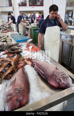 Il pesce in vendita presso il Mercado dos Lavradores (mercato degli agricoltori). Funchal, Madeira Foto Stock