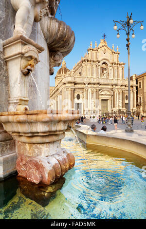 Fontana dell'Elefante e Duomo di Catania, Piazza Duomo, Catania città vecchia, Sicilia, Italia Foto Stock