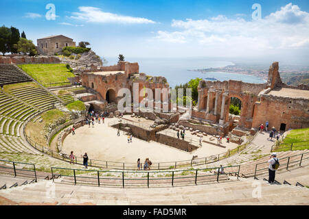 Il Teatro Greco di Taormina, Sicilia, Italia Foto Stock
