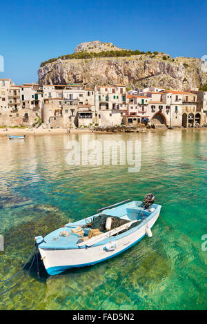 Barca da pesca e le case medioevali di Cefalù città vecchia, Sicilia, Italia Foto Stock