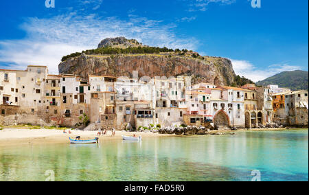 Sicilia Isola - case medievali e la Rocca Hill, Cefalu, Italy Foto Stock