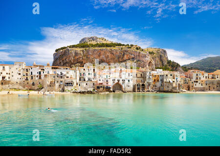 Case medievali e la Rocca Hill, Cefalu, Sicilia, Italia Foto Stock