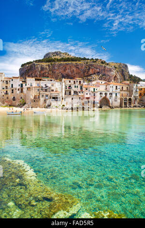 Case medievali e la Rocca hill, Cefalu città vecchia, Sicilia, Italia Foto Stock