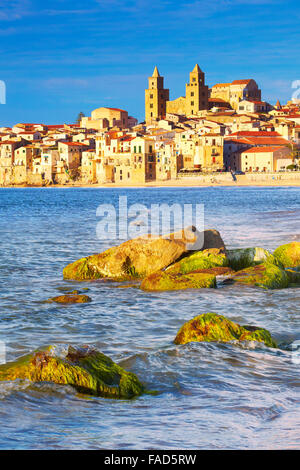 Città vecchia e la Cattedrale del Duomo, Cefalu, Sicilia, Italia Foto Stock