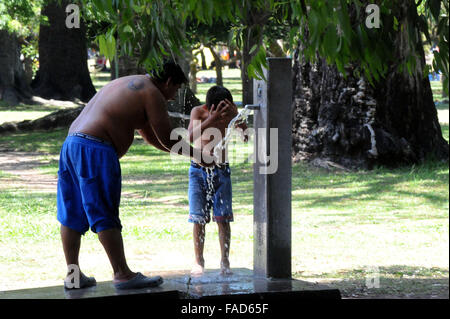 Buenos Aires, Argentina. 27 Dic, 2015. I residenti stessi cool off in Buenos Aires, Argentina, a Dic. 27, 2015. La temperatura in Buenos Aires è salito a 32,6 gradi Cesius a mezzogiorno di domenica. Credito: Laura Cano/TELAM/Xinhua/Alamy Live News Foto Stock