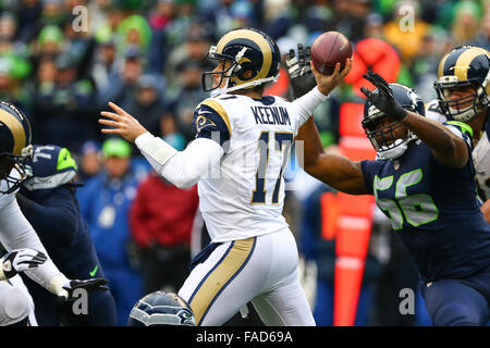 Seattle, Stati Uniti d'America. 27 Dic, 2015. Louis Rams quarterback caso Keenum (17) guarda a passare come egli viene pressurizzato da Seattle Seahawks difensivo fine Cliff Avril (56) durante un gioco tra il St. Louis Rams e Seattle Seahawks al campo CenturyLink a Seattle, WA su dicembre 27, 2015. Credito: Sean Brown/Cal Sport Media/Alamy Live News Foto Stock