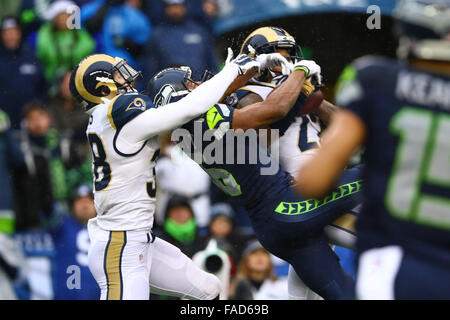 Seattle, Stati Uniti d'America. 27 Dic, 2015. Seattle Seahawks wide receiver Lockett Tyler (16) tenta di difendere contro un'intercettazione da parte di San Louis Rams sicurezza Rodney McLeod (23) e San Louis Rams sicurezza Cody Davis (38) durante un gioco tra il St. Louis Rams e Seattle Seahawks al campo CenturyLink a Seattle, WA su dicembre 27, 2015. Credito: Sean Brown/Cal Sport Media/Alamy Live News Foto Stock