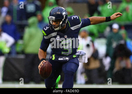 Seattle, Stati Uniti d'America. 27 Dic, 2015. Seattle Seahawks quarterback Russell Wilson (3) codifica durante un gioco tra il St. Louis Rams e Seattle Seahawks al campo CenturyLink a Seattle, WA su dicembre 27, 2015. Credito: Sean Brown/Cal Sport Media/Alamy Live News Foto Stock