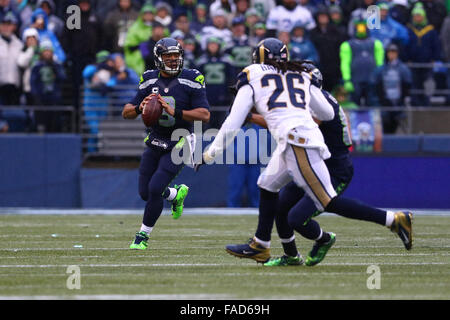 Seattle, Stati Uniti d'America. 27 Dic, 2015. SEAttle Seahawks quarterback Russell Wilson (3) guarda per un ricevitore aperto durante un gioco tra il St. Louis Rams e Seattle Seahawks al campo CenturyLink a Seattle, WA su dicembre 27, 2015. Credito: Sean Brown/Cal Sport Media/Alamy Live News Foto Stock