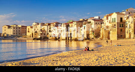 Sicilia Isola - case medievali sulla riva del mare, Cefalu Città Vecchia, Italia Foto Stock