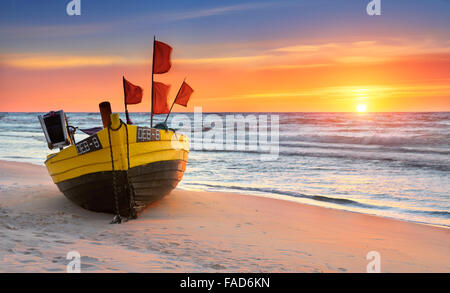 La pesca in barca alla spiaggia, tramonto tempo al Mar Baltico Pomerania, Polonia Foto Stock