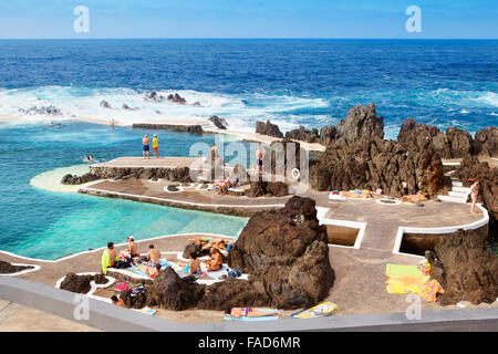 Piscina con acqua di mare, Porto Moniz, Isola di Madeira, Portogallo Foto Stock