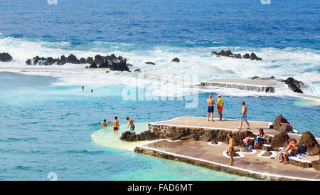 Piscina con acqua di mare, Porto Moniz, Isola di Madeira, Portogallo Foto Stock