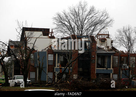 Dallas, Stati Uniti d'America. 27 Dic, 2015. Una casa di abitazione danneggiata da tornado è visto in Garland, Dallas, Stati Uniti a Dic. 27, 2015. Tornades spazzato attraverso la parte settentrionale del sud degli Stati Uniti Stato del Texas Sabato notte, uccidendo undici persone e causando ingenti danni materiali. Credito: canzone Qiong/Xinhua/Alamy Live News Foto Stock