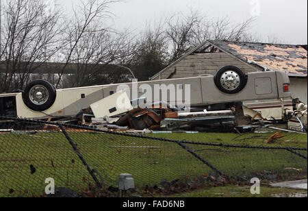 Dallas, Stati Uniti d'America. 27 Dic, 2015. Un eccesso di girata caravan è visto in Garland, Dallas, Stati Uniti a Dic. 27, 2015. Tornades spazzato attraverso la parte settentrionale del sud degli Stati Uniti Stato del Texas Sabato notte, uccidendo undici persone e causando ingenti danni materiali. Credito: canzone Qiong/Xinhua/Alamy Live News Foto Stock