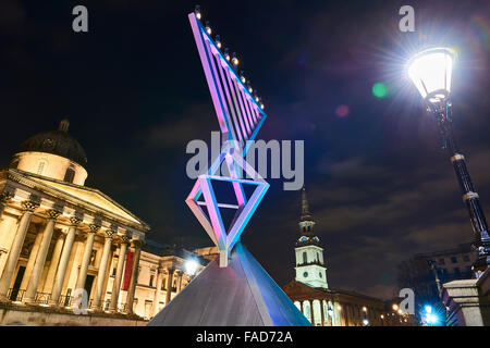 LONDON, Regno Unito - 13 dicembre: Night Shot di Menorah in Trafalgar Square con la National Gallery e Saint Martin nei campi chiesa Foto Stock
