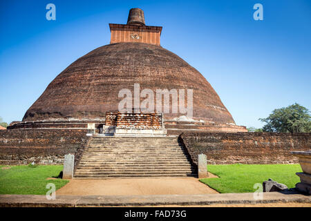 Jetavanaramaya dagoba nelle rovine di Jetavana, sito patrimonio mondiale dell'UNESCO, Anuradhapura, Sri Lanka, Asia Foto Stock