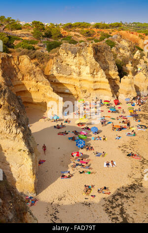 Algarve spiaggia nei pressi di Albufeira, Portogallo Foto Stock