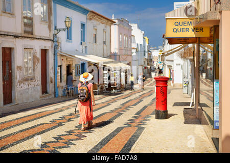 Lagos città vecchia, Rua 25 de Abril, Lagos comune, Algarve, PORTOGALLO Foto Stock