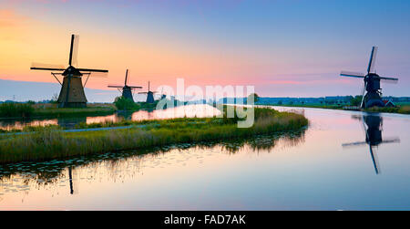 Mulini a vento di Kinderdijk prima del sorgere del sole - Olanda Paesi Bassi Foto Stock