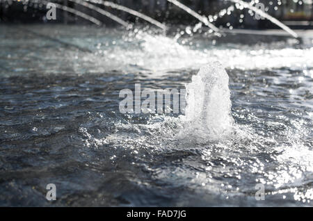 Schizzi e fontana gorgogliante acqua Closeup Foto Stock