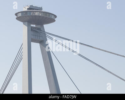 Ristorante UFO sulla parte superiore del ponte della Rivolta Nazionale Slovacca a Bratislava Foto Stock