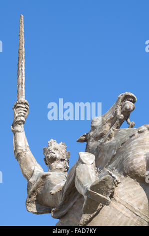 Statua di Svatopluk nel castello di Bratislava verticale di primo piano Foto Stock