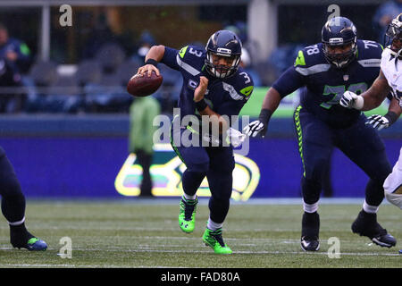 Seattle, Stati Uniti d'America. 27 Dic, 2015. Seattle Seahawks quarterback Russell Wilson (3) codifica durante un gioco tra il St. Louis Rams e Seattle Seahawks al campo CenturyLink a Seattle, WA su dicembre 27, 2015. I Rams ha sconfitto il Seahawks 23-17. Credito: Sean Brown/Cal Sport Media/Alamy Live News Foto Stock