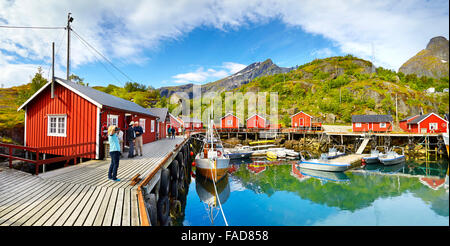 Isole Lofoten, rosso case di pescatori rorbu, Nusfjord, Norvegia Foto Stock