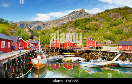 Red case di pescatori rorbu, Nusfjord, Isole Lofoten in Norvegia Foto Stock