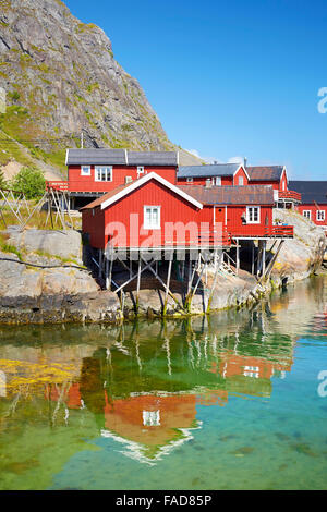Tradizionale in rosso dipinto rorbu case, Isole Lofoten in Norvegia Foto Stock