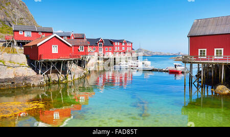Tradizionale in rosso in legno case rorbu sull isola di Moskenesoya, Isole Lofoten in Norvegia Foto Stock