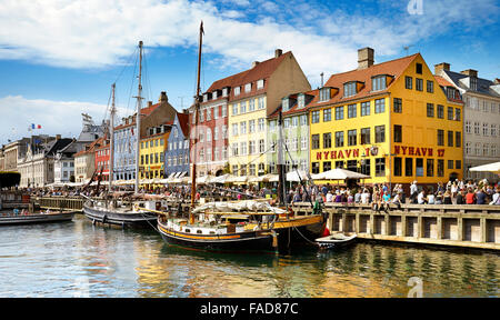 La barca ormeggiata in Nyhavn Canal, Copenhagen, Danimarca Foto Stock