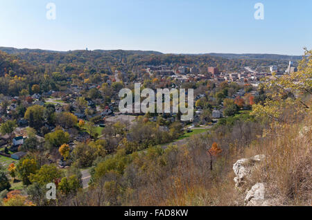 Vista aerea di ala rossa del Minnesota e colline circostanti dalla cima di un fienile bluff landmark Foto Stock