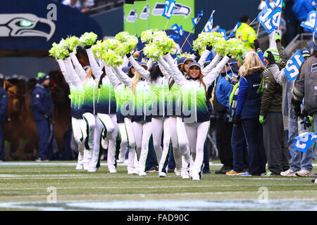 Seattle, Stati Uniti d'America. 27 Dic, 2015. Il SeaGals portano il Seahawks fuori del tunnel prima di un gioco tra il St. Louis Rams e Seattle Seahawks al campo CenturyLink a Seattle, WA su dicembre 27, 2015. I Rams ha sconfitto il Seahawks 23-17. Credito: Sean Brown/Cal Sport Media/Alamy Live News Foto Stock