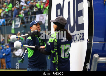 Seattle, Stati Uniti d'America. 27 Dic, 2015. Ventole hit ''Blue Thunder'' mentre la legione di braccio è introdotto prima di un gioco tra il St. Louis Rams e Seattle Seahawks al campo CenturyLink a Seattle, WA su dicembre 27, 2015. I Rams ha sconfitto il Seahawks 23-17. Credito: Sean Brown/Cal Sport Media/Alamy Live News Foto Stock