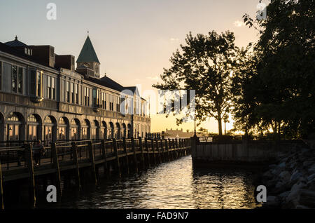 Peculiare del molo del porto di una casa in Battery Park New York appena prima del tramonto. Foto Stock