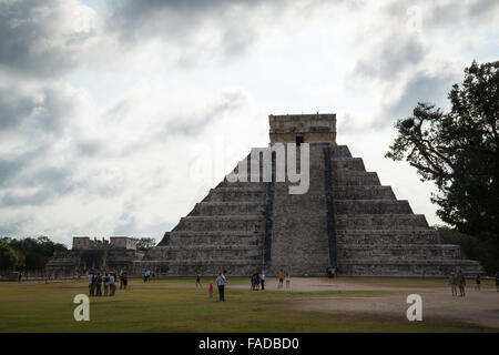 El Castillo a Chichen Itza, antica piramide Maya e una delle meraviglie del mondo nella regione dello Yucatan del Messico Foto Stock