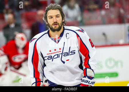 21 dicembre 2015 - Washington capitelli ala sinistra Alex Ovechkin (8) durante il gioco NHL tra capitali di Washington e Carolina Hurricanes al PNC Arena. (Credito Immagine: © Andy Martin Jr. via ZUMA filo) Foto Stock