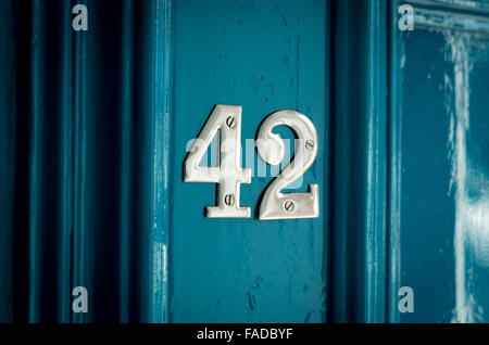 Il numero 42 in cromo sulla parte anteriore di una brillantezza teal porta anteriore. Foto Stock