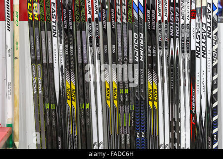 Dallas Stars bastoni da hockey durante il gioco NHL tra il Dallas Stars e Carolina Hurricanes al PNC Arena. Foto Stock