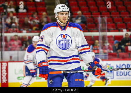 Lubrificatori de Edmonton centro Leon Draisaitl (29) durante il gioco NHL tra i lubrificatori de Edmonton e Carolina Hurricanes al PNC Arena. Foto Stock