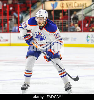 Lubrificatori de Edmonton centro Leon Draisaitl (29) durante il gioco NHL tra i lubrificatori de Edmonton e Carolina Hurricanes al PNC Arena. Foto Stock