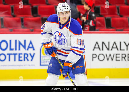 Lubrificatori de Edmonton defenceman Brandon Davidson (88) durante il gioco NHL tra i lubrificatori de Edmonton e Carolina Hurricanes al PNC Arena. Foto Stock