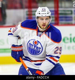 Lubrificatori de Edmonton centro Leon Draisaitl (29) durante il gioco NHL tra i lubrificatori de Edmonton e Carolina Hurricanes al PNC Arena. Foto Stock