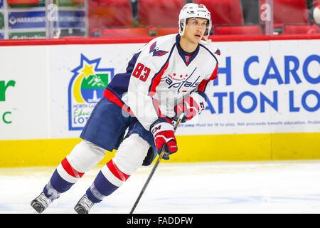 Washington centro capitelli Jay Beagle (83) durante il gioco NHL tra capitali di Washington e Carolina Hurricanes al PNC Arena. Foto Stock